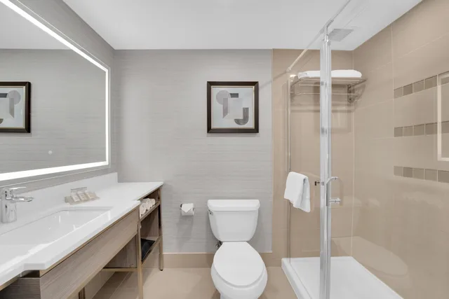 غرفة بسرير كينج وسريرين كوين، Hilton Garden Inn Brampton 5/6