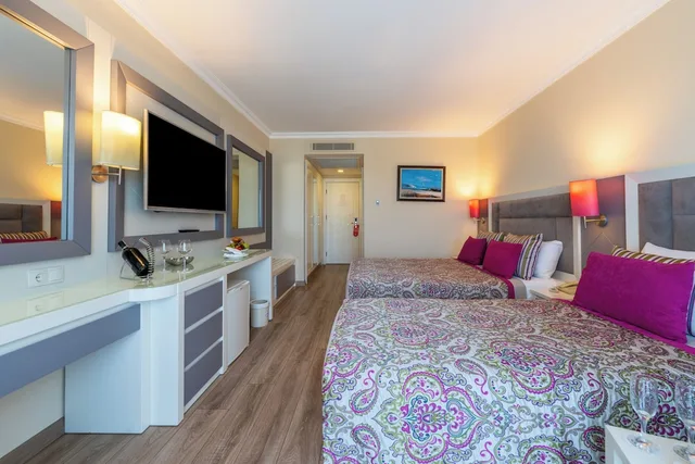 غرفة قياسية بسرير مزدوج وسرير فردي بإطلالة على البحر، Orange County Belek 7/10