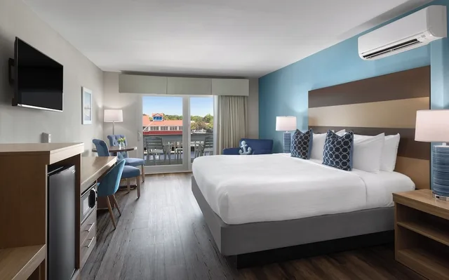 Room, King Bed, Creek Side، Shem Creek Inn 2/3