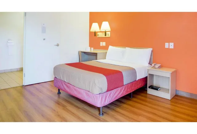 غرفة بسرير مزدوج للمدخنين، Motel6 Tacoma, WA - Fife 7/10