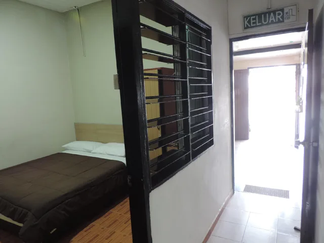 Room, Queen Bed, Shared Bathroom, Small, Cameronian Inn 1/1
