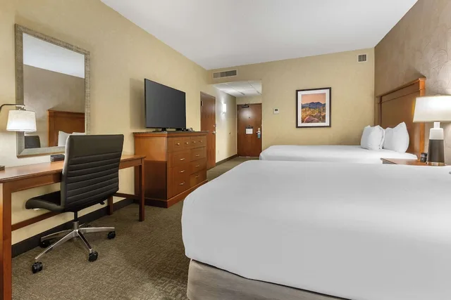 غرفة بسريرين كوين بحوض استحمام في طابق مرتفع لذوي الإعاقة، Drury Inn & Suites Phoenix Tempe 2/4