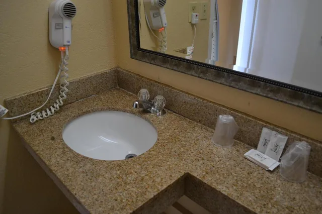 غرفة قياسية بسريرين كوين، Americas Best Value Inn Smithfield 1/3