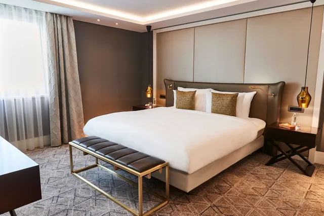 جناح تنفيذي بسرير كينج، Kempinski Hotel Corvinus Budapest 1/10