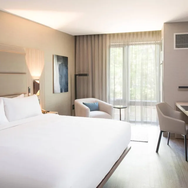 غرفة بسرير كينج بحوض استحمام لذوي الإعاقة، AC Hotel by Marriott Boston Cleveland Circle 1/3