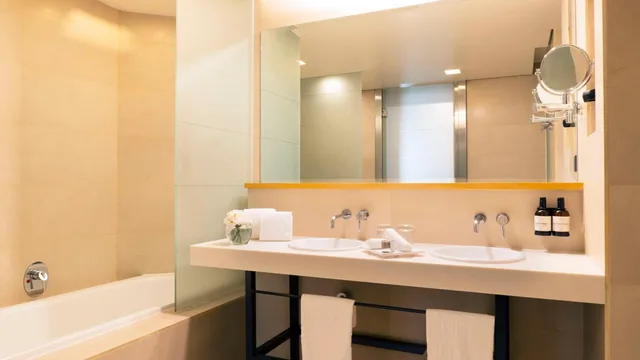 غرفة بريميوم بسريرين مزدوجين مع سرير إضافي، NH Collection Mexico City Airport T2 3/4