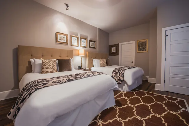 جناح فاخر بسريرين كوين، The Windsor Boutique Hotel 1/2