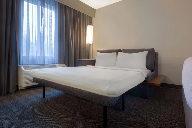 جناح بسرير كينج مع أريكة، Courtyard By Marriott Portland Southeast Clackamas 2/10