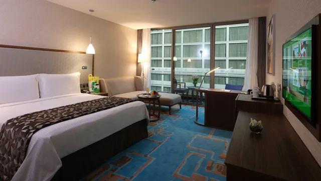 غرفة بريميوم بسرير كينج بإطلالة على المسبح، Holiday Inn Al Thuraya City 4/10