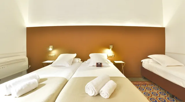 Room, Triple, 3 Beds, External Bathroom, Balcony، MIHLTON BARCELONA 4/8