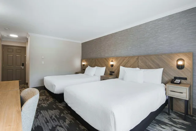 Standard, 2 Queen Beds, Atrium Building، Sandman Hotel Kelowna 2/4