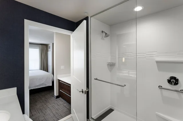 جناح بسرير كينج بغرفة نوم واحدة مع أريكة، Residence Inn Milwaukee Brookfield 3/5