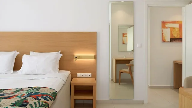 Panorama, Suite, King Bed, Sea View, Sofa، High Beach Resort & Spa 3/5