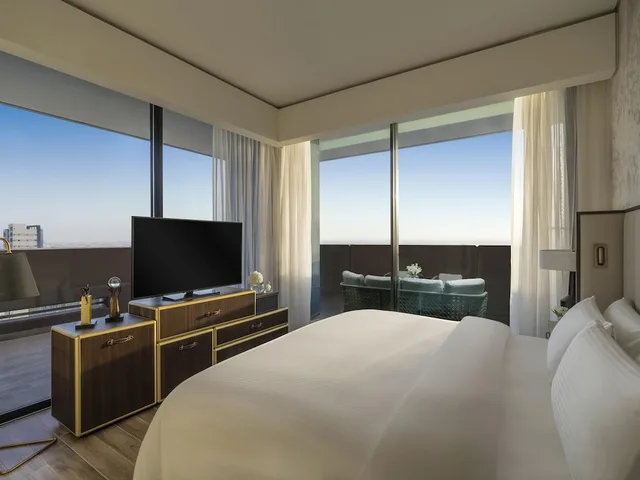 غرفة تنفيذية بشرفة بغرفتي نوم، فندق فيرمونت رملة (Fairmont Ramla Serviced Residences) 1/4
