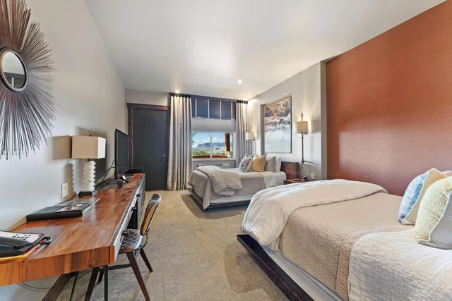 Superior, 2 Queen Beds, Desert Rose Resort & Cabins 2/6