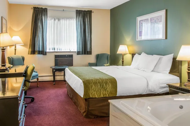 غرفة قياسية بسرير كينج بحوض جاكوزي، Rodeway Inn Grandville - Grand Rapids 1/10