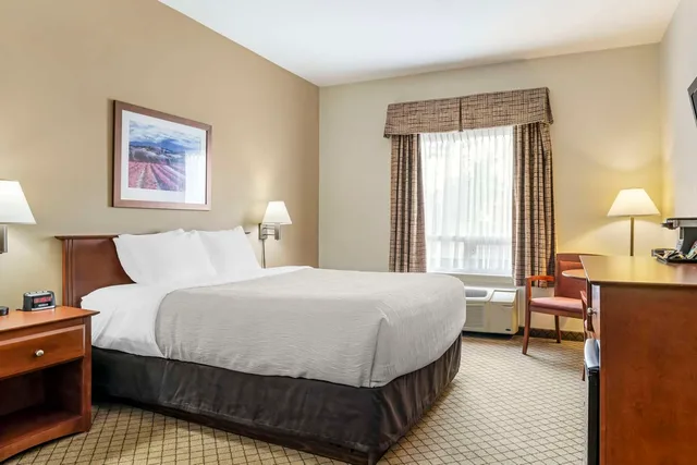 غرفة بسرير كوين لذوي الإعاقة، Quality Inn Airport Dieppe 1/5