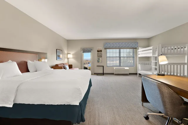 جناح عائلي بسرير كينج وسرير بطابقين بشرفة مع أريكة، Hampton Inn & Suites by Hilton Petoskey 2/4