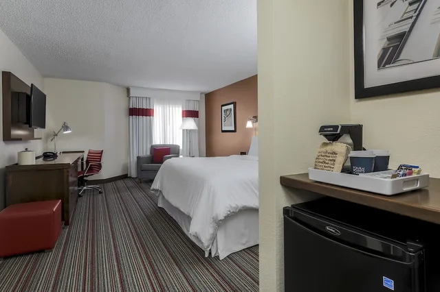 غرفة بسرير كينج لذوي الإعاقة، Four Points by Sheraton Bentonville 3/7