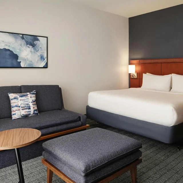 غرفة بسرير كينج بحوض استحمام لذوي الإعاقة، Courtyard By Marriott San Luis Obispo 1/6
