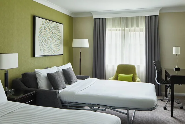 Deluxe, King Bed, Sofa, Delta Hotels by Marriott Manchester Airport 4/8