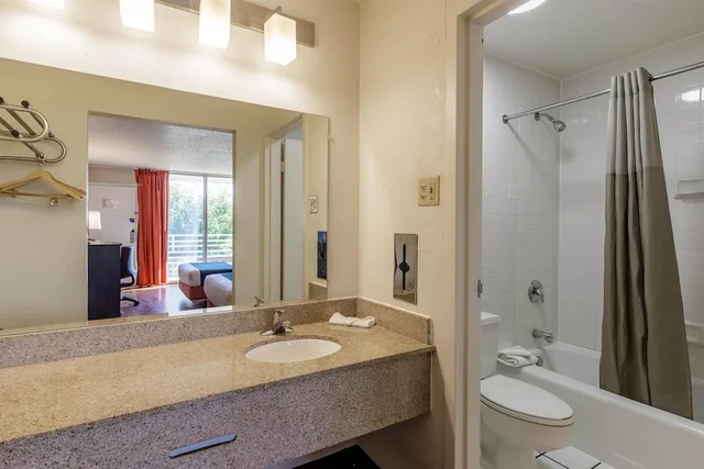غرفة ديلوكس بسرير كينج، Motel6 Dumfries, VA 3/4