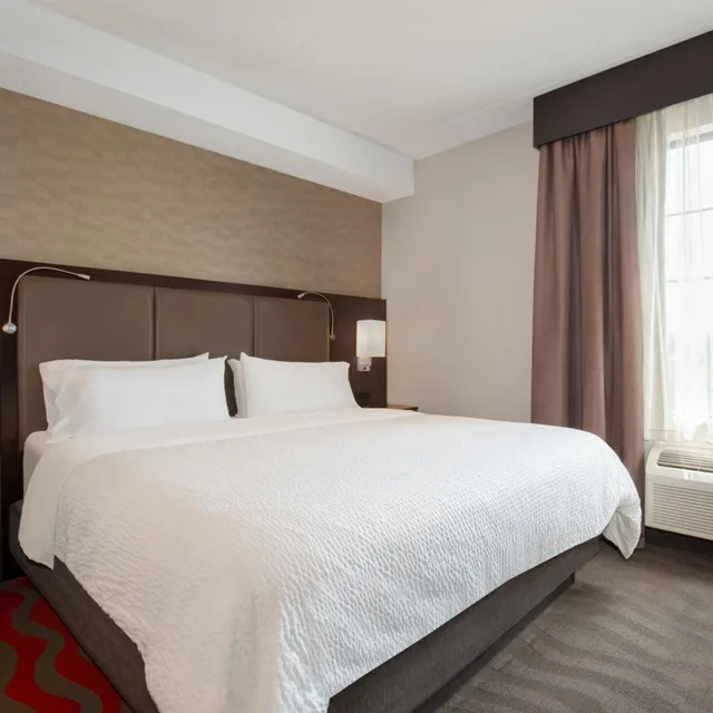 جناح بسرير كينج، Holiday Inn Express Barrie 1/3