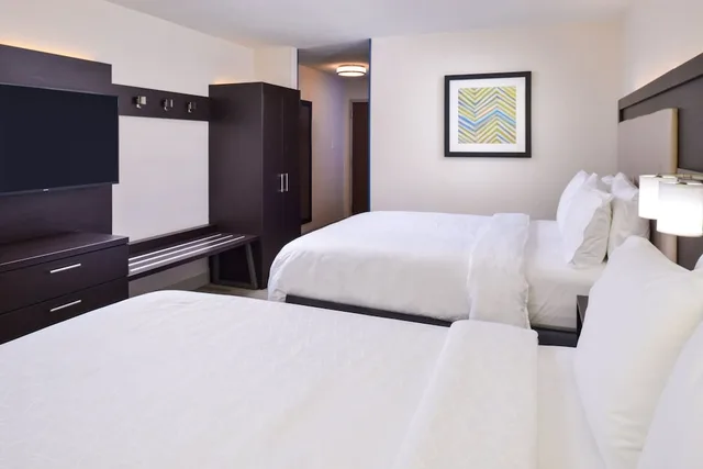 غرفة قياسية بسريرين كوين، Holiday Inn Express Suites Shreveport Downtown Hotel 2/3