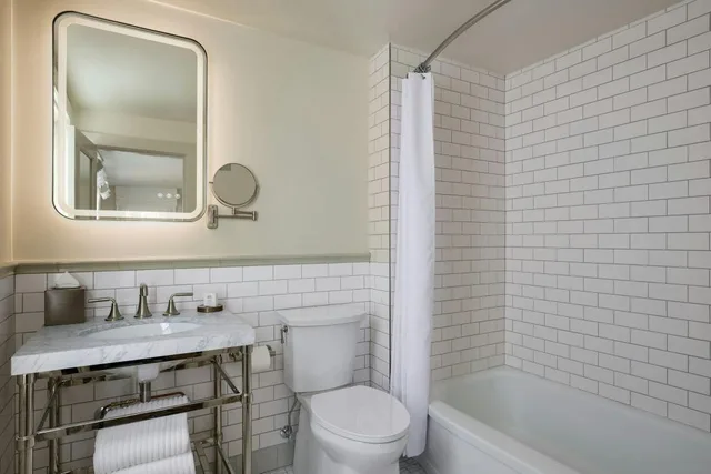 Colonial, Home, Guest Room, King Bed، The Dearborn Inn A Marriott Hotel 2/3