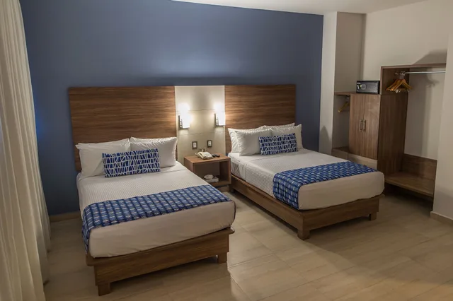 غرفة قياسية بسريرين مزدوجين بإطلالة على المدينة، Ocean View Beach Hotel 2/4