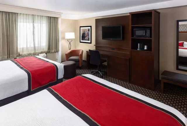 غرفة قياسية بسريرين كوين، Best Western Plus Ramkota Hotel 3/6