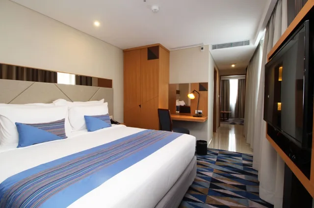 2 Bedrooms, Family, Single, 1 Queen and 1 Double Bed، Swiss-Belhotel Pondok Indah 4/7