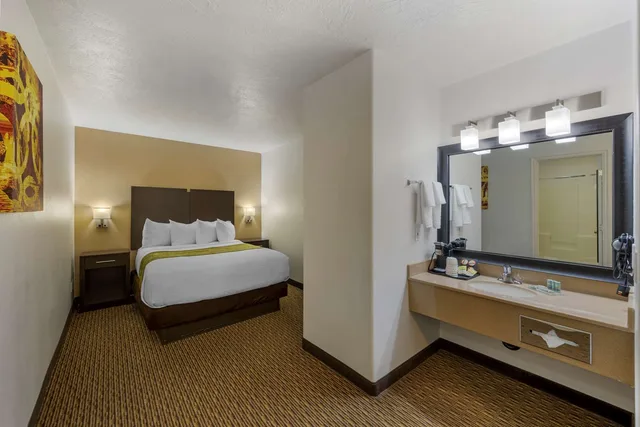 غرفة بسرير كوين مع أريكة، Best Western Mesquite Inn 2/2