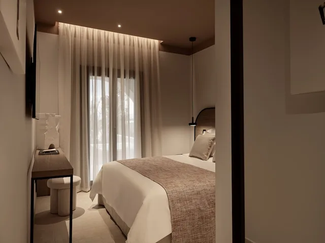 غرفة كومفورت بسرير كوين بجاكوزي، NAUMA PAROS Design Boutique Hotel Adults Only 6/10