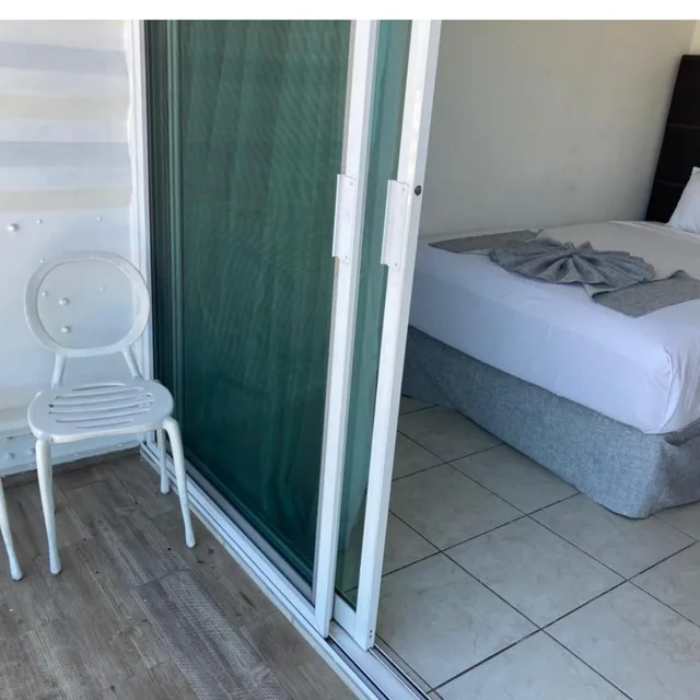 جناح تنفيذي، Container Inn 7/8