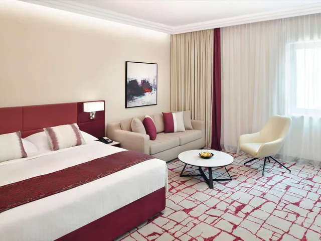 غرفة ديلوكس تنفيذية بسرير كينج، Movenpick Bur Dubai 1/3