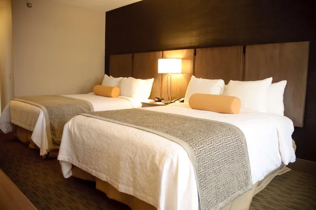 غرفة بسريرين كوين بشرفة، Best Western Plus Cotton Tree Inn 1/6