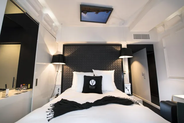 Twin Beds, Vertigo Hotel 2/6