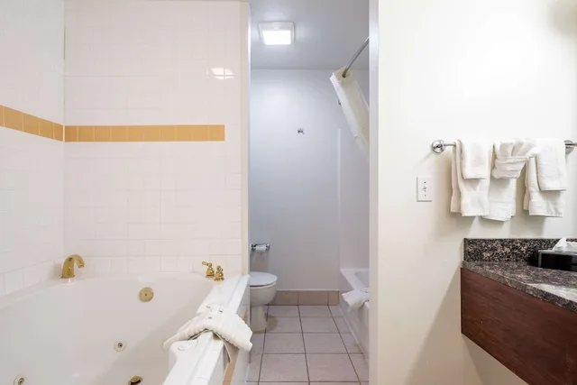 Upgrade, Efficiency, Suite, 1 King and 2 Queen Beds, Quality Inn Keystone near Mount Rushmore 4/5
