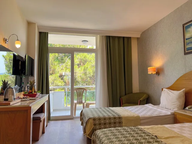 غرفة قياسية بسرير مزدوج وسرير فردي بإطلالة على البحر، Transatlantik Beach Beldibi 1/4