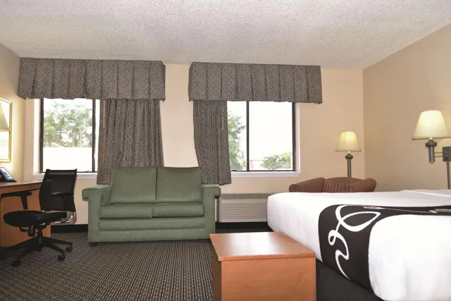 جناح ديلوكس بسرير كينج، La Quinta Inn & Suites by Wyndham Tampa Fairgrounds - Casino 3/3