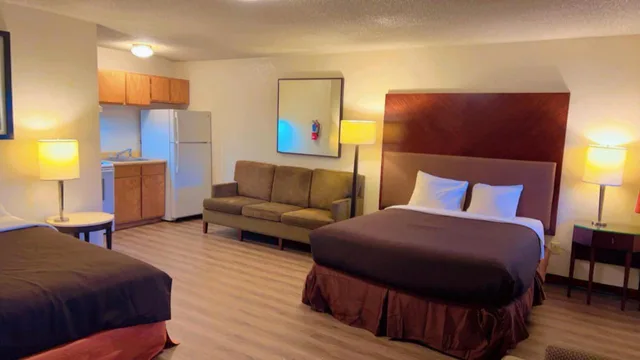 Efficiency, Suite, 2 Queen Beds، Rodeway Inn Rifle 1/1