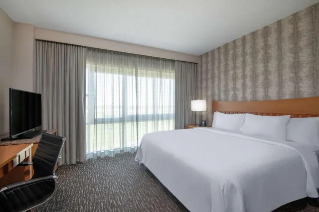 2 Rooms, Suite, King Bed, Sofa, Allergy Friendly، Embassy Suites by Hilton Northwest Arkansas 1/2