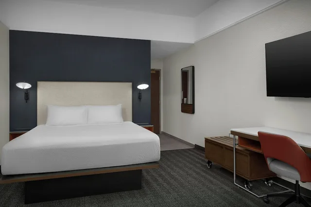 غرفة بسرير كينج بشرفة مع أريكة لذوي الإعاقة، Courtyard Danville 1/3