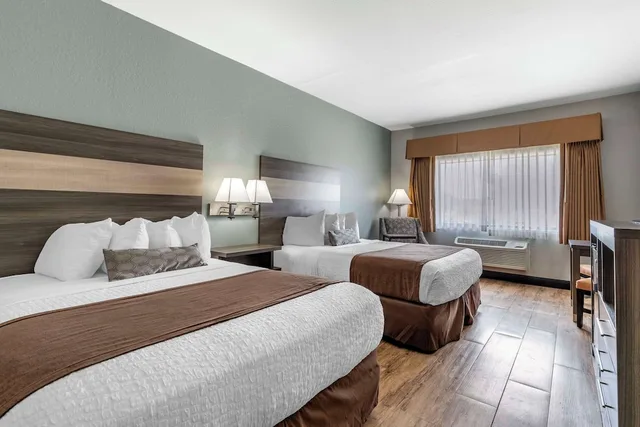 غرفة قياسية بسريرين كوين، Best Western Plus Victoria Inn & Suites 2/6
