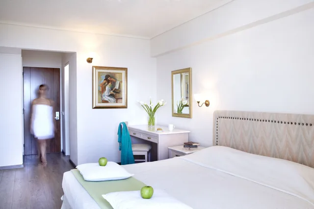 غرفة كلاسيكية بسرير كوين بإطلالة على المسبح، Amarilia Hotel 1/6