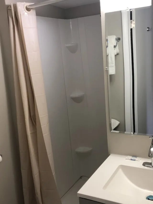 غرفة قياسية مفردة بسرير كوين، Trolley Stop Motel Philadelphia Media 5/6