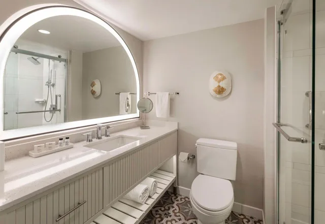 Junior Suite, King Bed, Ocean Front, Sofa، The Singer Oceanfront Resort, Curio Collection by Hilton 2/3