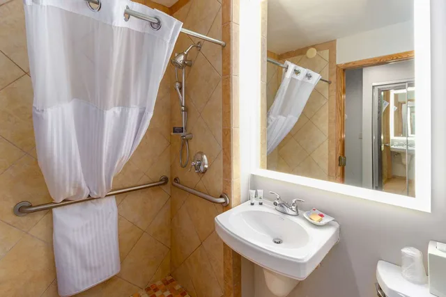 غرفة بسرير كينج لذوي الإعاقة، Red Lion Hotel Templin's On the River 2/2