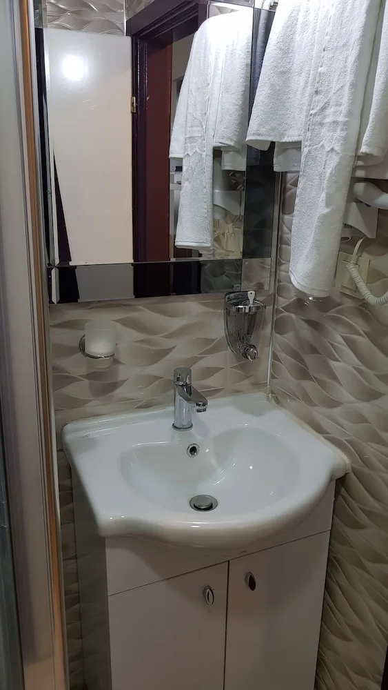 غرفة بسريرين منفصلين بإطلالة على المدينة، Laleli Hotel Izmir 5/6